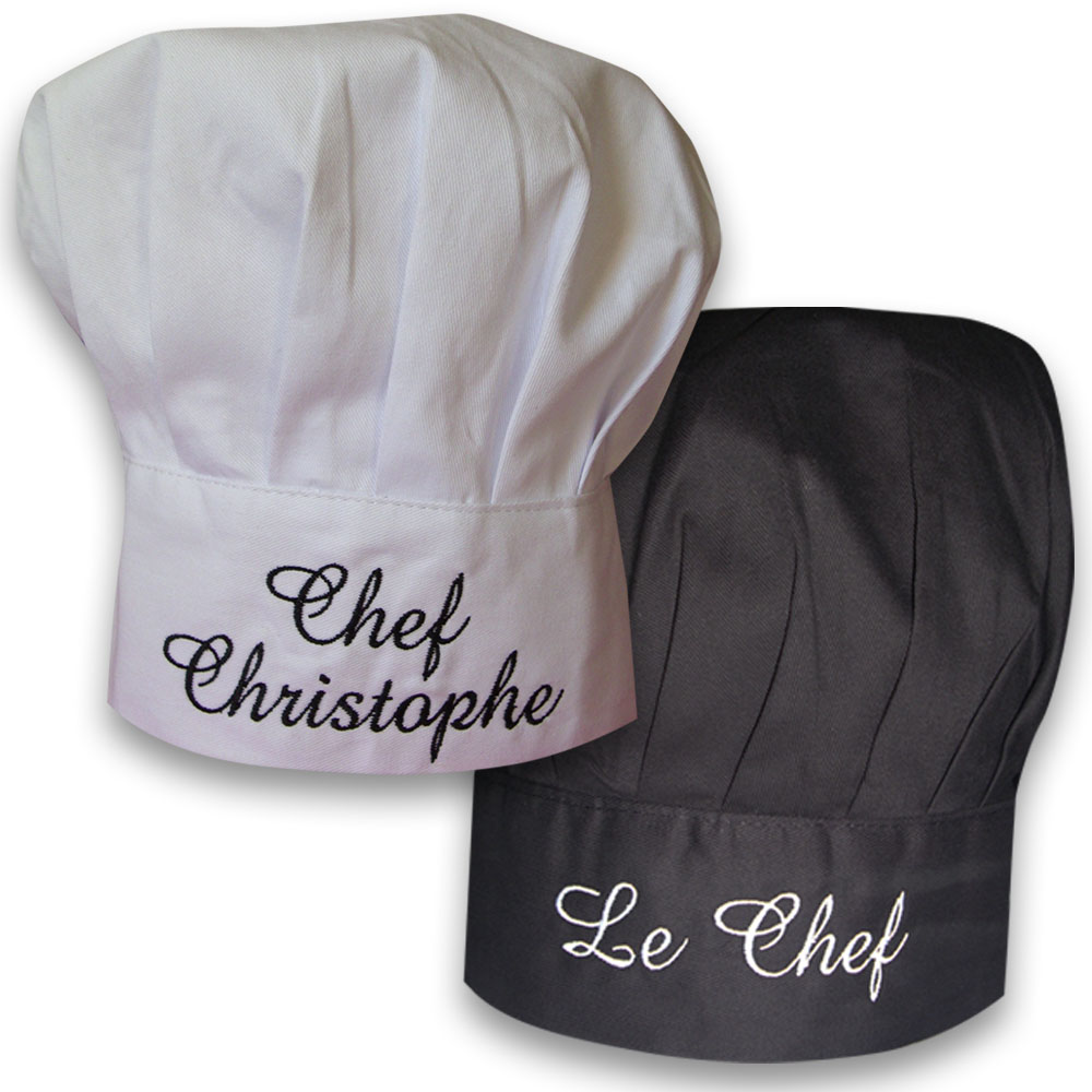 Toques blanches et noires avec broderies.