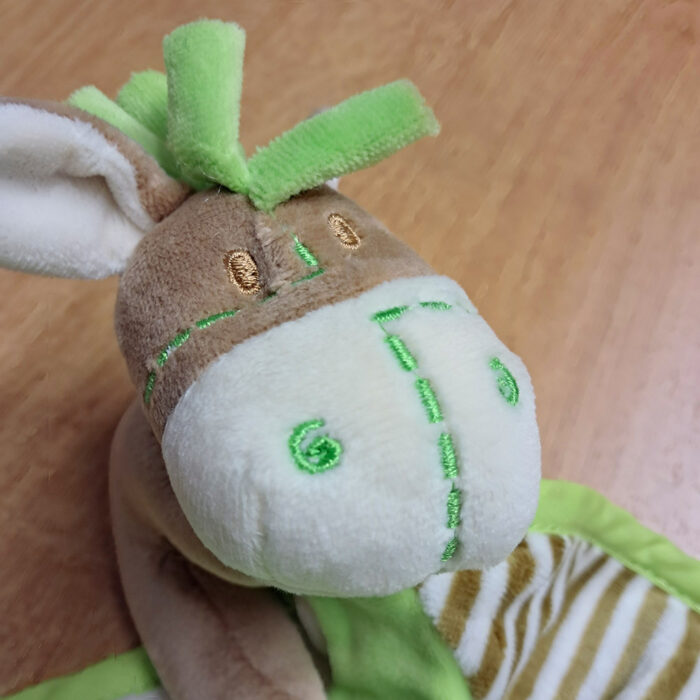 Doudou petit âne personnalisé avec le prénom de bébé